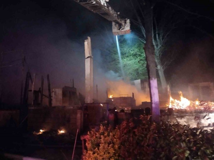 ŞİLE’DE RESTORAN ALEV ALEV YANDI