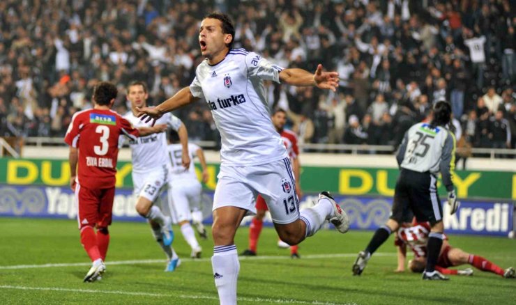 BEŞİKTAŞ’IN ESKİ GOLCÜSÜ BOBO’DAN, FENERBAHÇE DERBİSİ YORUMU