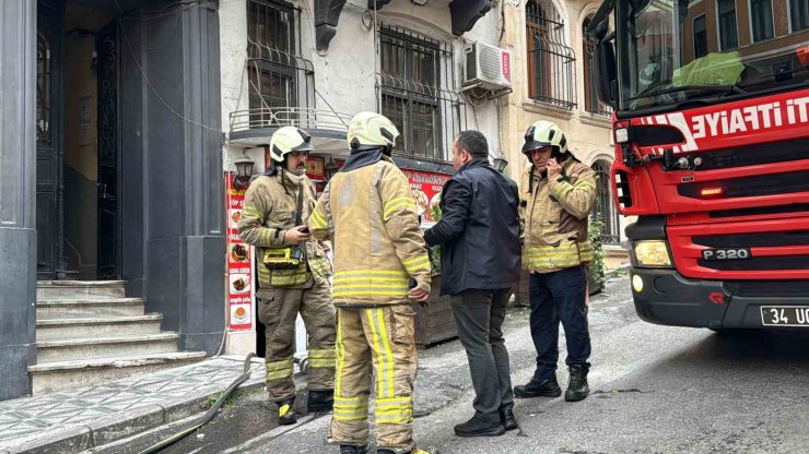 BEYOĞLU’NDA KORKUTAN BACA YANGINI