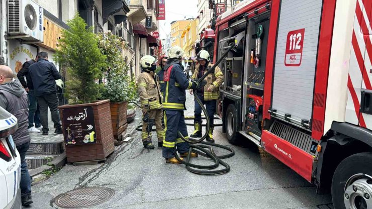 BEYOĞLU’NDA KORKUTAN BACA YANGINI