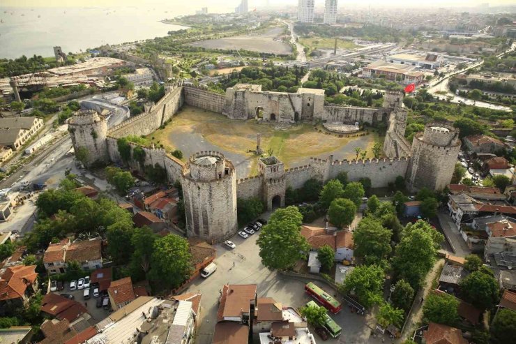 YEDİKULE HİSARI’NDA İHYA EDİLEN FATİH MESCİDİ İBADETE AÇILDI