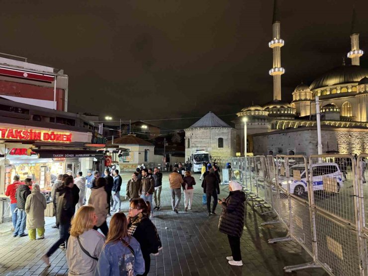 TAKSİM’DE 1 MAYIS TEDBİRLERİ İÇİN KAPATILAN YOLLAR AÇILMAYA BAŞLADI