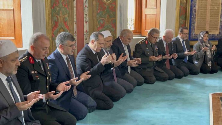 FATİH SULTAN MEHMET HAN VEFATININ 544’ÜNCÜ YILDÖNÜMÜNDE KABRİ BAŞINDA ANILDI