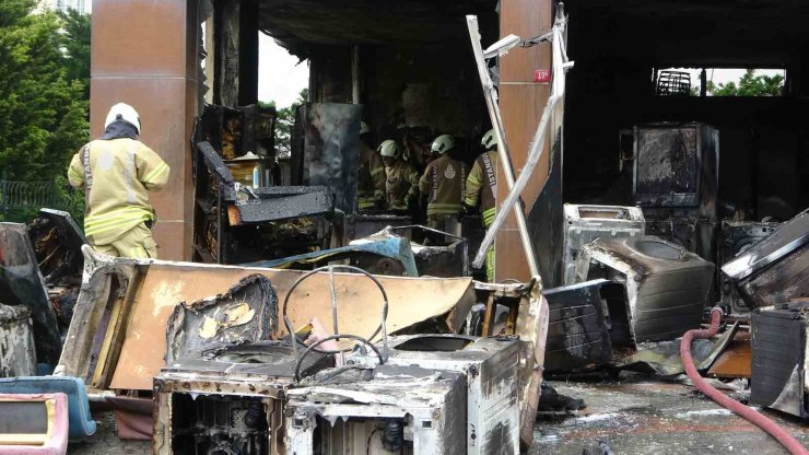 PENDİK’TE SPOTÇU MAĞAZASINDA ÇIKAN YANGIN SÖNDÜRÜLDÜ