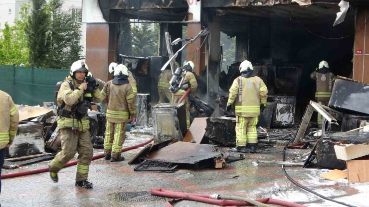 PENDİK’TE SPOTÇU MAĞAZASINDA ÇIKAN YANGIN SÖNDÜRÜLDÜ