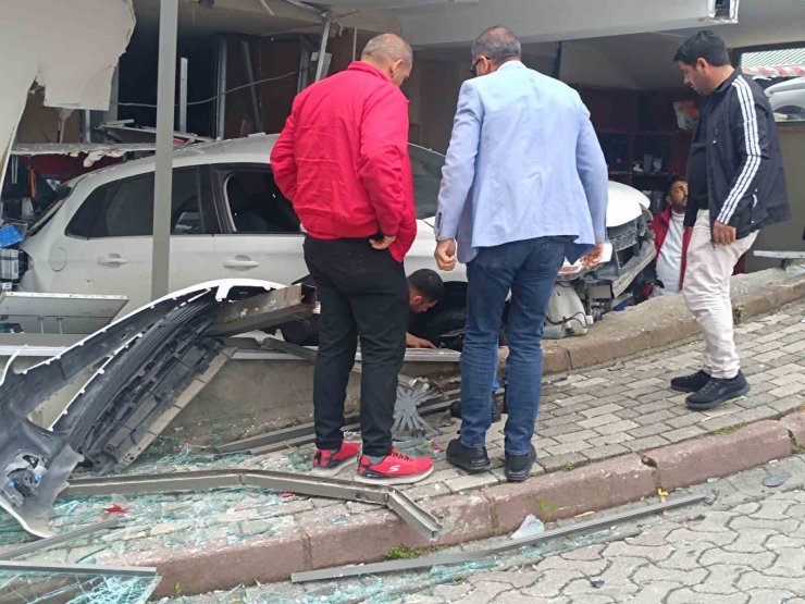 SANCAKTEPE’DE OTOMOBİL TELEFONCUYA DALDI