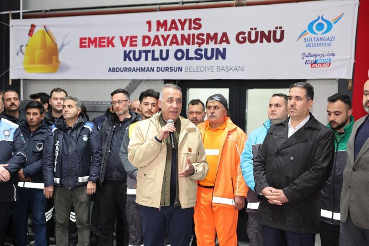 SULTANGAZİ BELEDİYE BAŞKANI DURSUN İŞÇİLERLE BİRLİKTE HALAY ÇEKTİ
