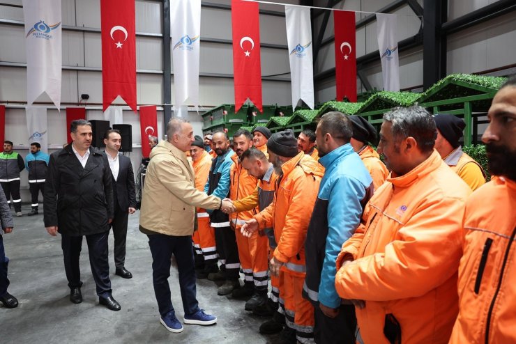 SULTANGAZİ BELEDİYE BAŞKANI DURSUN İŞÇİLERLE BİRLİKTE HALAY ÇEKTİ