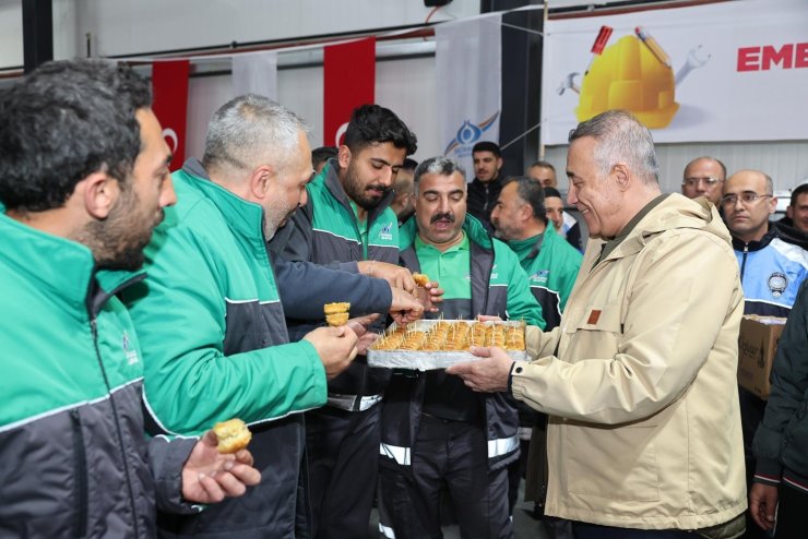 SULTANGAZİ BELEDİYE BAŞKANI DURSUN İŞÇİLERLE BİRLİKTE HALAY ÇEKTİ