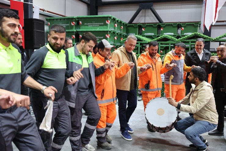 SULTANGAZİ BELEDİYE BAŞKANI DURSUN İŞÇİLERLE BİRLİKTE HALAY ÇEKTİ