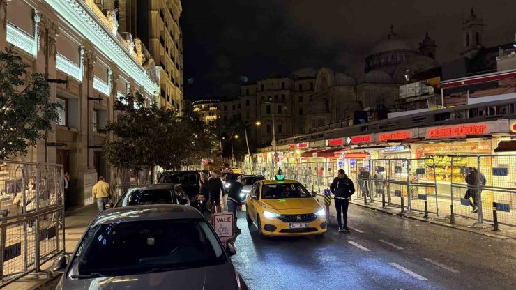 TAKSİM’DE 1 MAYIS TEDBİRLERİ İÇİN KAPATILAN YOLLAR AÇILMAYA BAŞLADI