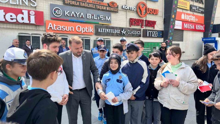 ARNAVUTKÖY’DE TRAFİK FARKINDALIĞINA ETİKETLİ UYARI: "ÖNCELİK YAYANIN, ÖNCELİK HAYATIN"