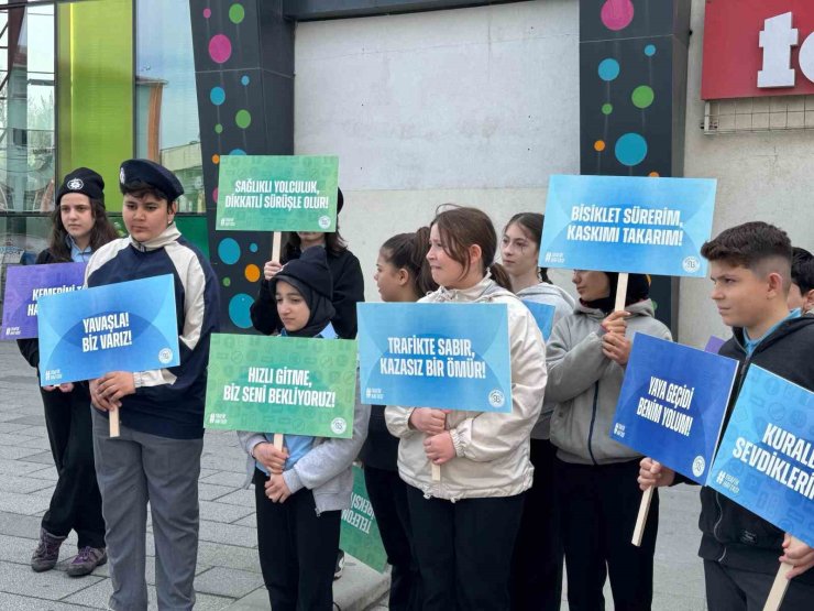 ARNAVUTKÖY’DE TRAFİK FARKINDALIĞINA ETİKETLİ UYARI: "ÖNCELİK YAYANIN, ÖNCELİK HAYATIN"