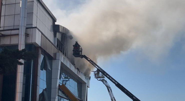 ESENYURT’TA 4 KATLI BİR TEKSTİL FABRİKASINDA KORKUTAN YANGIN