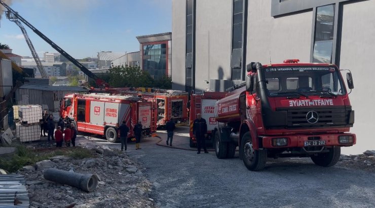 ESENYURT’TA 4 KATLI BİR TEKSTİL FABRİKASINDA KORKUTAN YANGIN