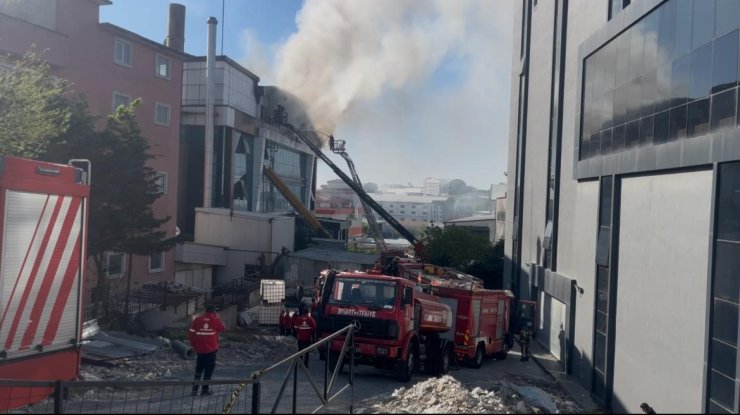 ESENYURT’TA 4 KATLI BİR TEKSTİL FABRİKASINDA KORKUTAN YANGIN