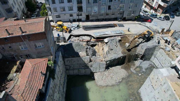 GAZİOSMANPAŞA’DA İNŞAAT ÇALIŞMALARI ESNASINDA YOL ÇÖKTÜ