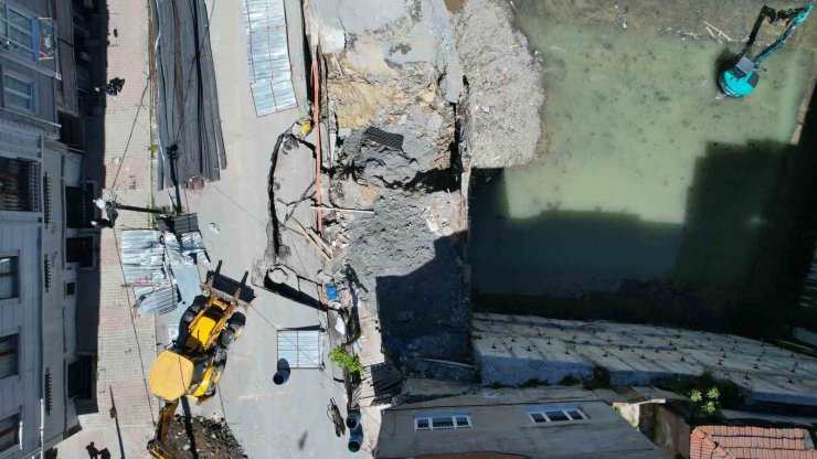 GAZİOSMANPAŞA’DA İNŞAAT ÇALIŞMALARI ESNASINDA YOL ÇÖKTÜ