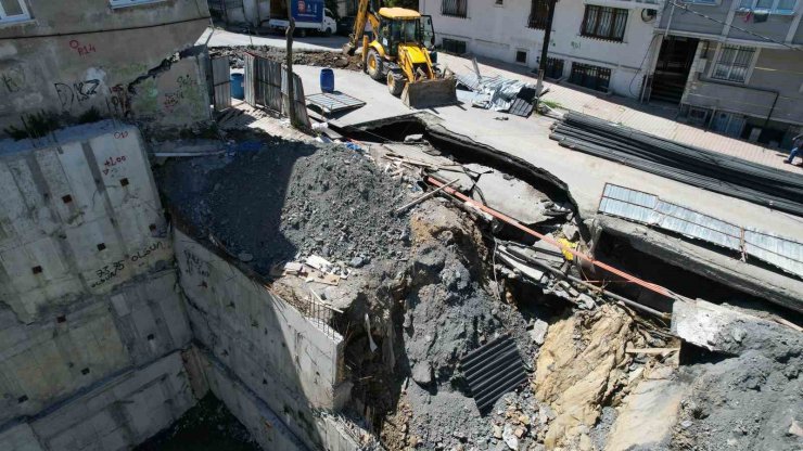 GAZİOSMANPAŞA’DA İNŞAAT ÇALIŞMALARI ESNASINDA YOL ÇÖKTÜ