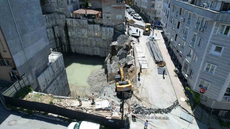 GAZİOSMANPAŞA’DA İNŞAAT ÇALIŞMALARI ESNASINDA YOL ÇÖKTÜ