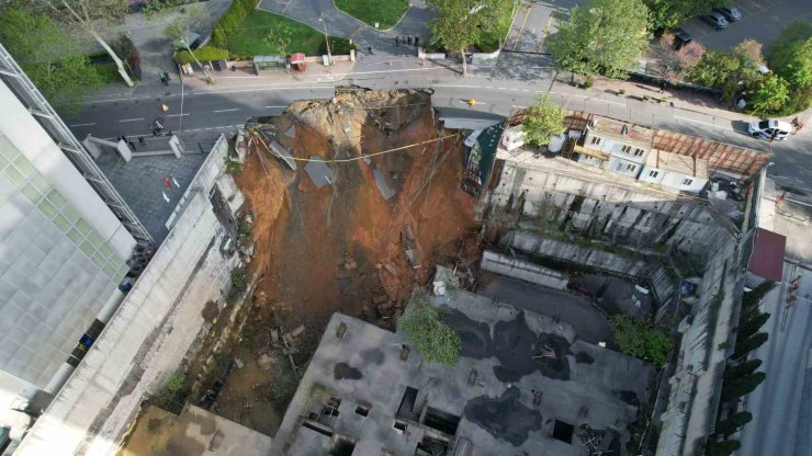 SARIYER’DE YOL ÇÖKTÜ: DOĞALGAZ SIKIŞTI, PATLAMA OLDU