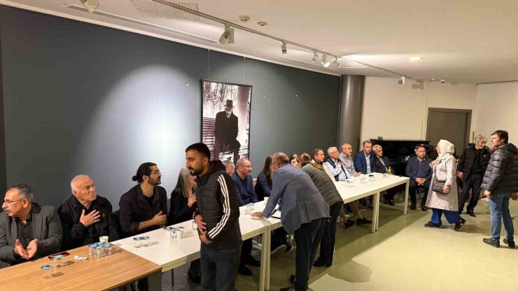 SIRRI SÜREYYA ÖNDER’İN YAKINLARI NAZIM HİKMET KÜLTÜR MERKEZİ’NDE TAZİYELERİ KABUL EDİYOR