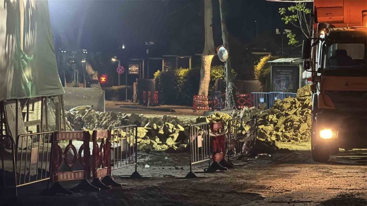 SARIYER’DE ÇÖKEN YOLDA YAPILAN ONARIM ÇALIŞMALARI GECE BOYU DEVAM ETTİ