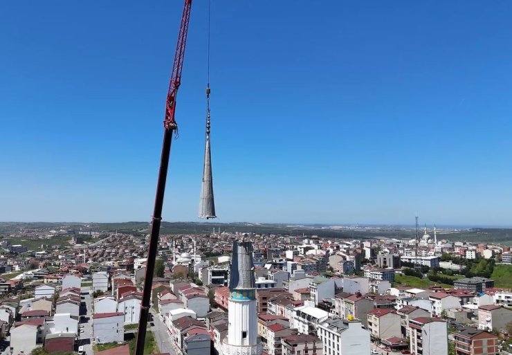 DEPREMDE HASAR GÖREN ARNAVUTKÖY SIDDIK CAMİİ’NİN MİNARESİ SÖKÜLDÜ