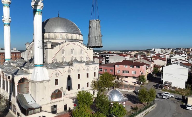 DEPREMDE HASAR GÖREN ARNAVUTKÖY SIDDIK CAMİİ’NİN MİNARESİ SÖKÜLDÜ