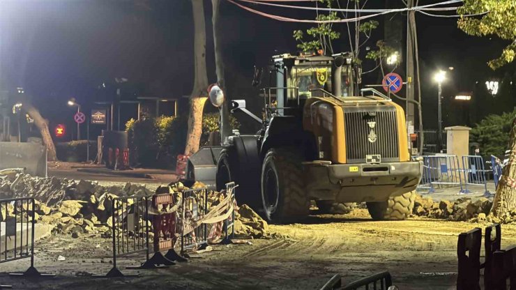 SARIYER’DE ÇÖKEN YOLDA YAPILAN ONARIM ÇALIŞMALARI GECE BOYU DEVAM ETTİ