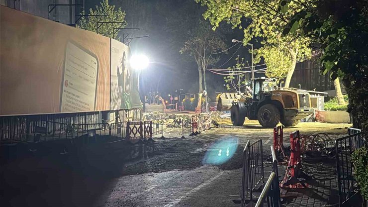 SARIYER’DE ÇÖKEN YOLDA YAPILAN ONARIM ÇALIŞMALARI GECE BOYU DEVAM ETTİ