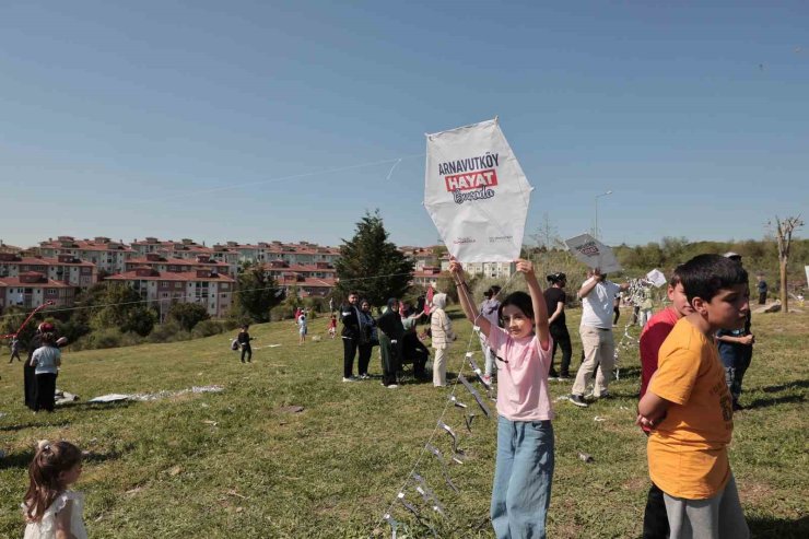ARNAVUTKÖY’DE "UÇURTMA ŞENLİĞİ" RENKLİ GÖRÜNTÜLER OLUŞTURDU
