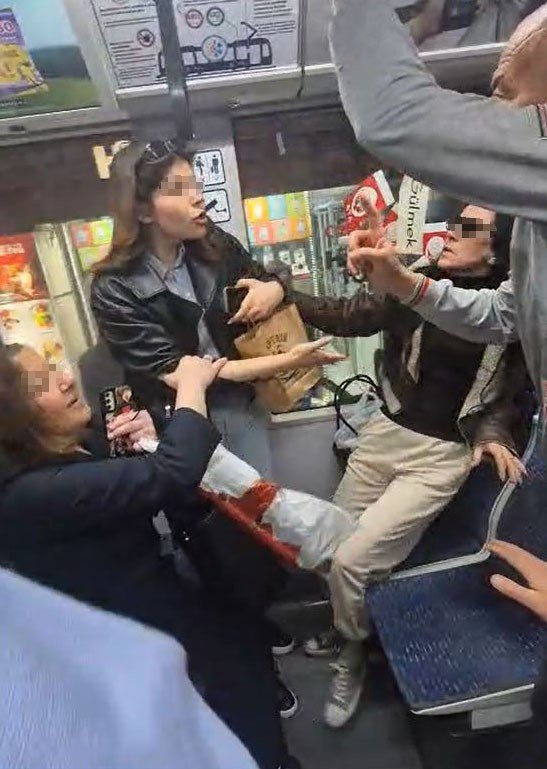 İSTANBUL’DA TRAMVAYDA YOLCULARIN KOLTUK KAVGASI KAMERADA