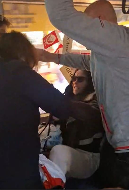 İSTANBUL’DA TRAMVAYDA YOLCULARIN KOLTUK KAVGASI KAMERADA