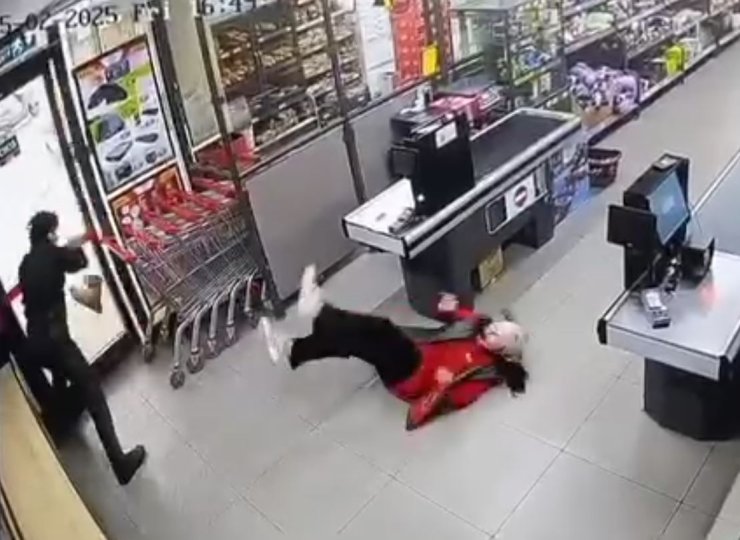 BAYRAMPAŞA’DA BİM MARKETTE BİR KİŞİ, KASİYERİ BÖYLE DARP ETTİ