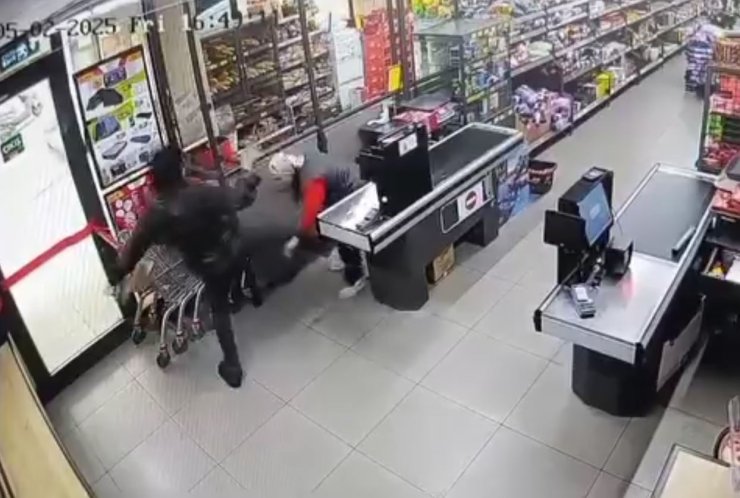 BAYRAMPAŞA’DA BİM MARKETTE BİR KİŞİ, KASİYERİ BÖYLE DARP ETTİ