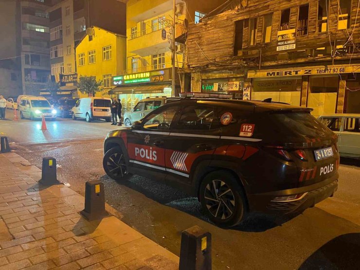 GAZİOSMANPAŞA’DA HUSUMETLİSİNDEN KAÇARAK KAFEYE SAKLANAN GENÇ, SİLAHLI SALDIRIDA YARALANDI