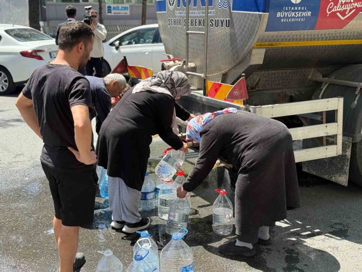 SARIYER’DE ÇÖKEN YOL VATANDAŞI SUYUNDAN ETTİ: TANKERDEN EVLERİNE BİDONLARLA SU TAŞIDILAR