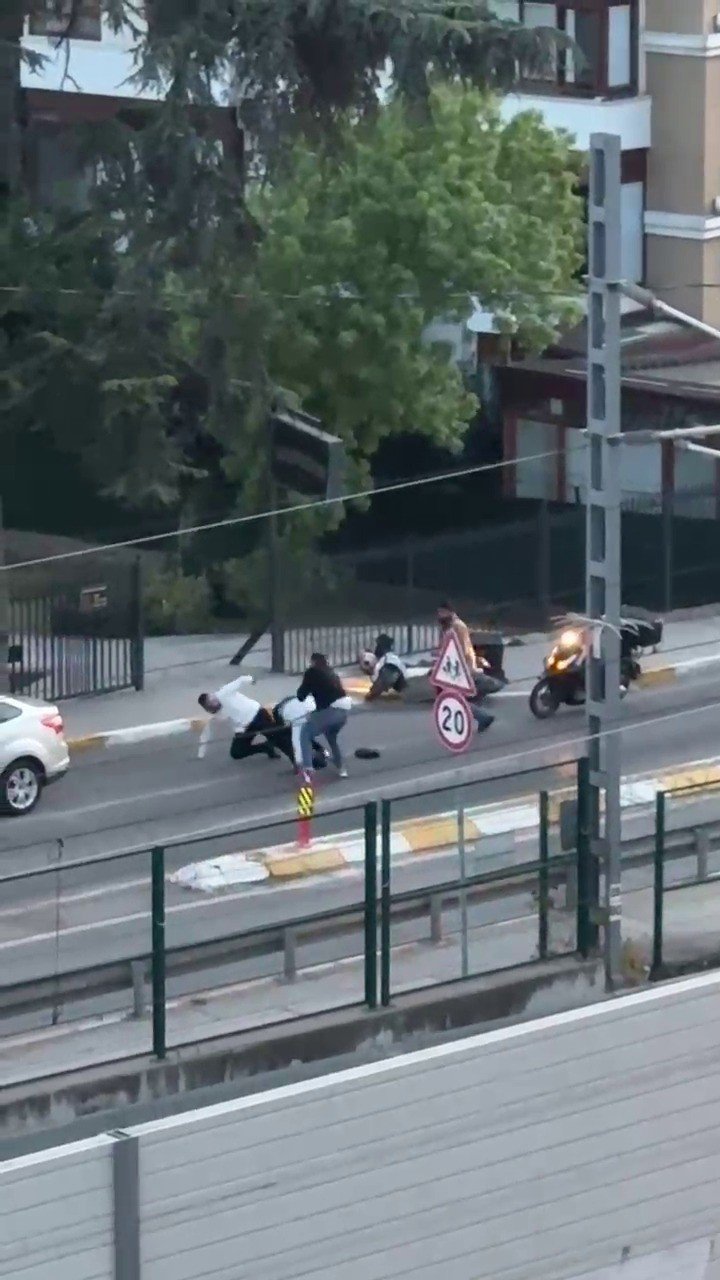 PENDİK’TE YOL VERME KAVGASI: YUMRUKLAR, KASK VE BIÇAK HAVADA UÇUŞTU