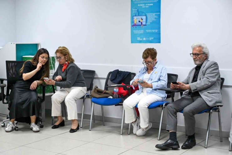 BEŞİKTAŞ BELEDİYESİ’NDEN 65 YAŞ ÜSTÜ VATANDAŞLARA DİJİTAL OKURYAZARLIK EĞİTİMİ