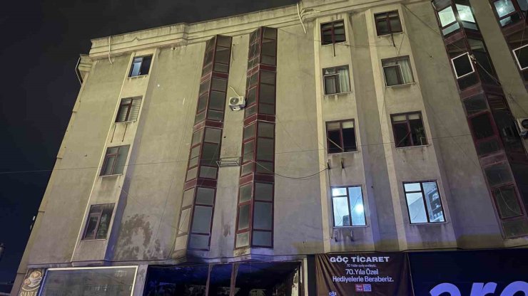 KÜÇÜKÇEKMECE’DE AYAKKABI DÜKKANINDA KORKUTAN YANGIN