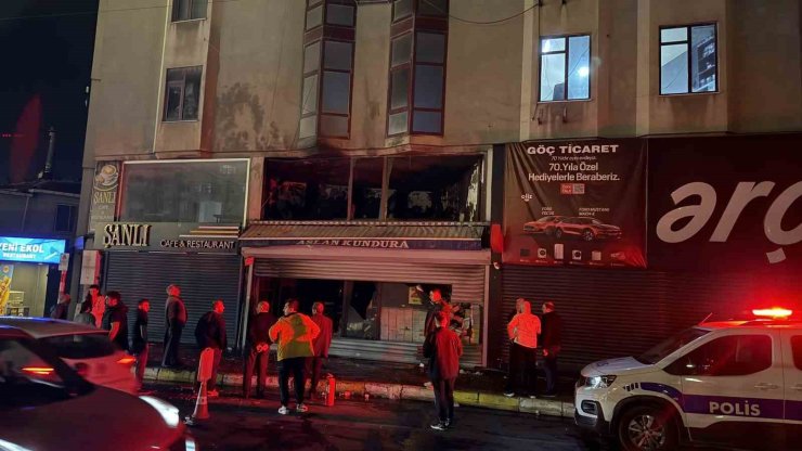 KÜÇÜKÇEKMECE’DE AYAKKABI DÜKKANINDA KORKUTAN YANGIN