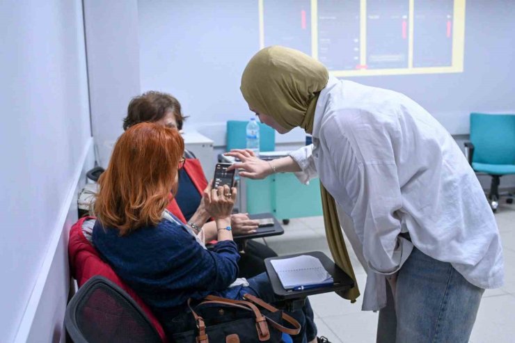 BEŞİKTAŞ BELEDİYESİ’NDEN 65 YAŞ ÜSTÜ VATANDAŞLARA DİJİTAL OKURYAZARLIK EĞİTİMİ