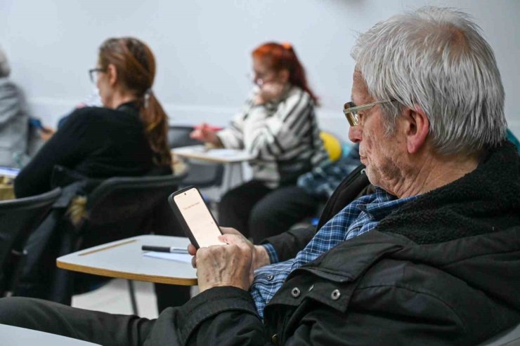 BEŞİKTAŞ BELEDİYESİ’NDEN 65 YAŞ ÜSTÜ VATANDAŞLARA DİJİTAL OKURYAZARLIK EĞİTİMİ