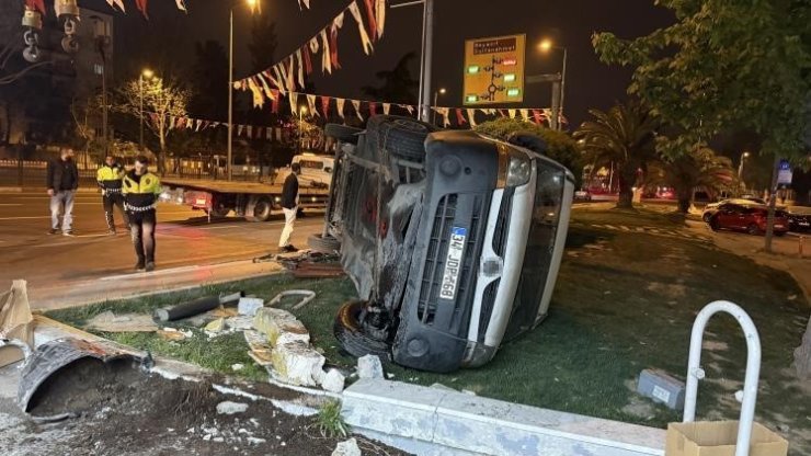 FATİH’TE KONTROLDEN ÇIKAN TİCARİ ARAÇ YAN YATTI