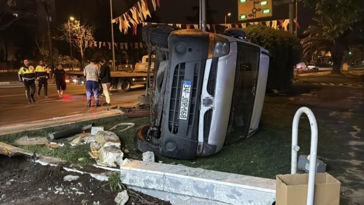 FATİH’TE KONTROLDEN ÇIKAN TİCARİ ARAÇ YAN YATTI