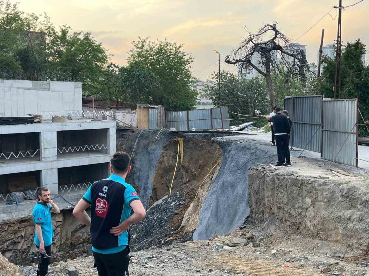 GAZİOSMANPAŞA’DA İNŞAAT ÇALIŞMASI SIRASINDA YOL ÇÖKTÜ
