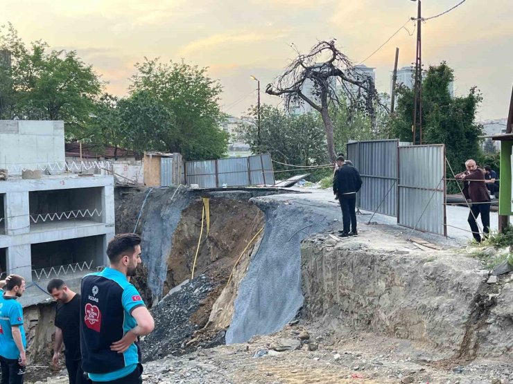 GAZİOSMANPAŞA’DA İNŞAAT ÇALIŞMASI SIRASINDA YOL ÇÖKTÜ