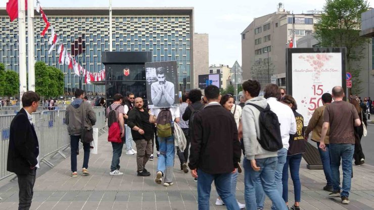 TAKSİM’DE İKİ GRUP ARASINDA KAVGA KAMERADA