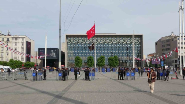 TAKSİM’DE İKİ GRUP ARASINDA KAVGA KAMERADA